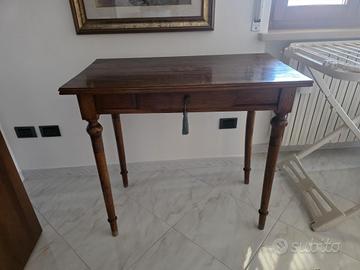 Tavolino in noce di fino '800