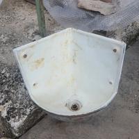 Lavandino in ghisa angolare