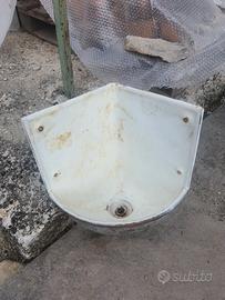 Lavandino in ghisa angolare