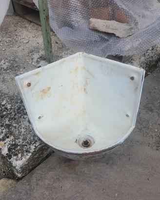Lavandino in ghisa angolare