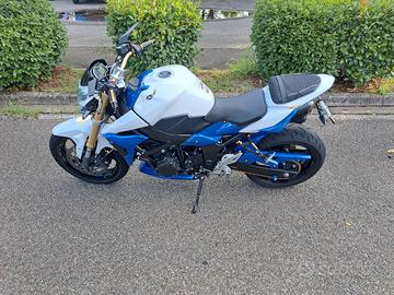 Suzuki GSR 750