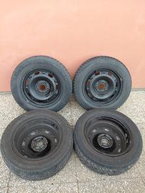 Pneumatici estivi PIRELLI con cerchioni per auto.