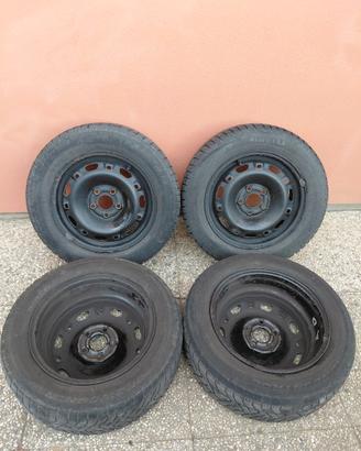 Pneumatici estivi PIRELLI con cerchioni per auto.