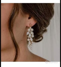 Orecchini e un braccialetto elegante