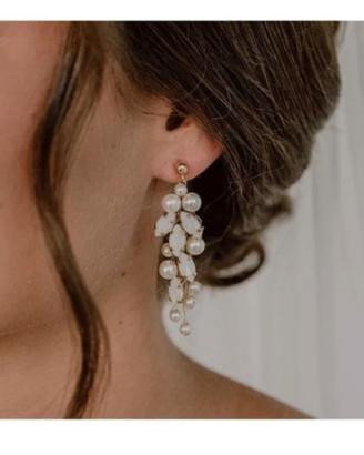 Orecchini e un braccialetto elegante