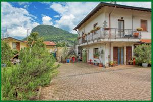 PORZIONE DI VILLA CON GIARDINO