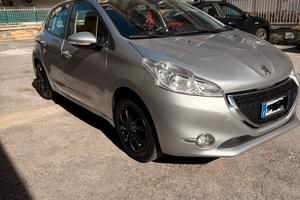 Peugeot 208 1.2 benzina tenuta sempre in box