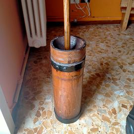 Zangola cilindrica per fare il burro.