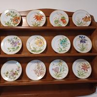 piattaia con dodici piatti dipinti a mano