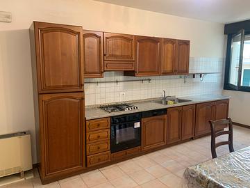 Cucina in legno + tavolo con 4 sedie (NO FRIGO)