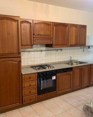 Cucina in legno + tavolo con 4 sedie (NO FRIGO)