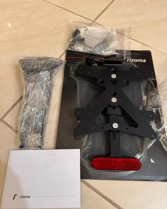 Porta targa Rizoma Fox - Aprilia RSV4 e Tuono V4