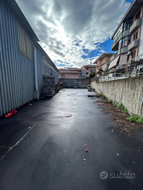 Capannone con piazzale ad Aci Catena