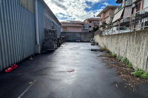 Capannone con piazzale ad Aci Catena