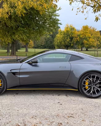 Aston Martin Vantage Coupé-con iva prezzo top.