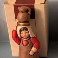 Donna con anfora presepe Thun rossa