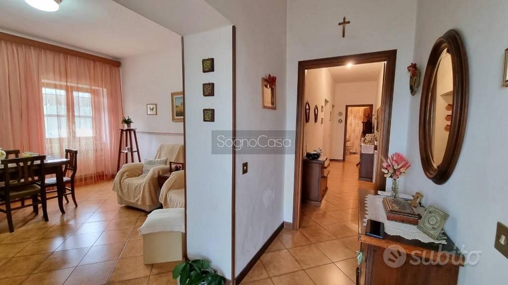 Rustico / Casale di 325 m² con più di 5 locali a M - Altro