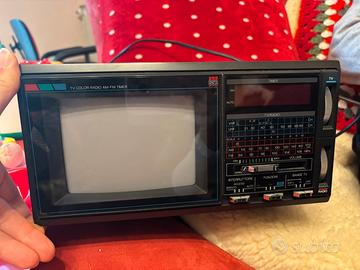 Televisore a colori vintage anni 70