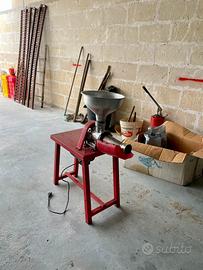 Attrezzi agricoli e macchinetta per salsa elettric