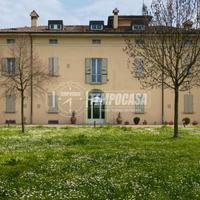 Trilocale in corte storica con garage e posto auto