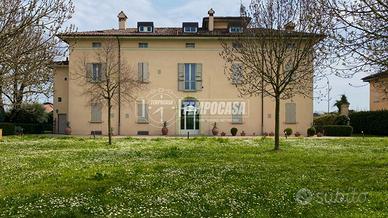 Trilocale in corte storica con garage e posto auto