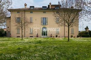 Trilocale in corte storica con garage e posto auto