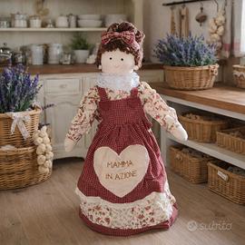 Bambolina fermaporta "Mamma in azione" bruna 