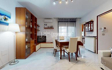 Trilocale con loggia verandata, cantina e posto au