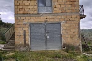 Casa 80 mq con 10.000 mq di terreno e uliveto