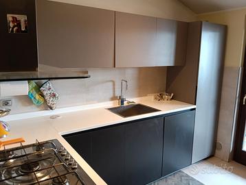 Cucina completa di elettrodomestici