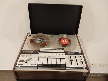 Due registratori a nastro e una radio