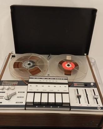 Due registratori a nastro e una radio