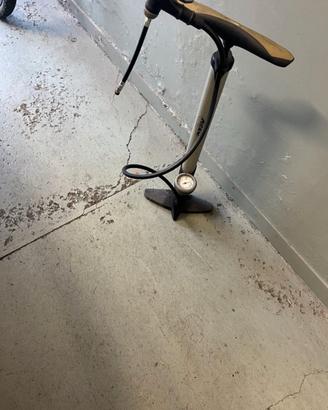 Pompa da pavimento per bici