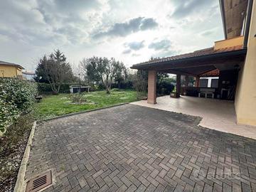 Villa di 243 m² con più di 5 locali e box auto dop