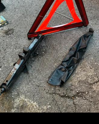 Kit per sostituire ruota auto