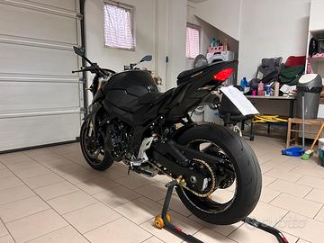 Suzuki gsr 750