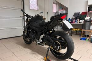Suzuki gsr 750