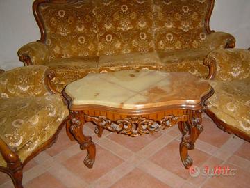 salotto 3 posti  + 2 poltrone + tavolino con piano