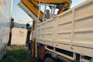 Iveco 190/26 con cassone ribaltabile e gru