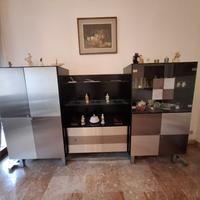 Mobile con armadi e cassetti con ampia vetrina