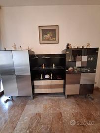 Mobile con armadi e cassetti con ampia vetrina