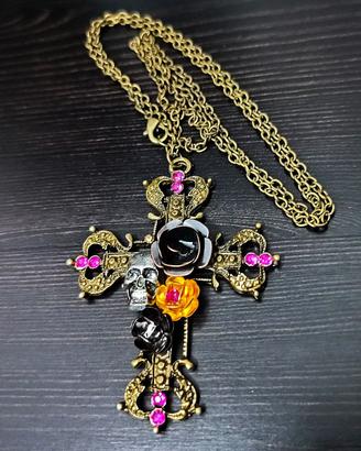 Collana Croce Gotica con Teschio e Rose POISON