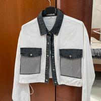 Camicia crop bianca con dettagli denim