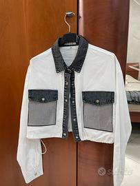 Camicia crop bianca con dettagli denim
