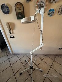 Lampada da estetista con lente.