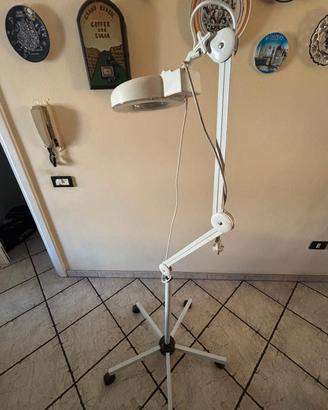 Lampada da estetista con lente.