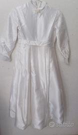 Abito in raso con cerchietto e veletta