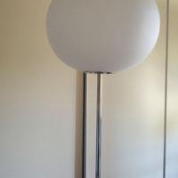 Lampada da terra della  marca FLOS