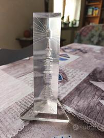 Obelisco intagliato pezzo unico