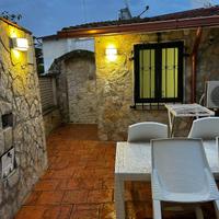 Tavernetta con piccolo giardinetto